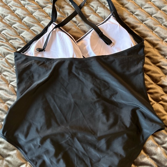 Black/white swimsuit - Picture 7 of 11